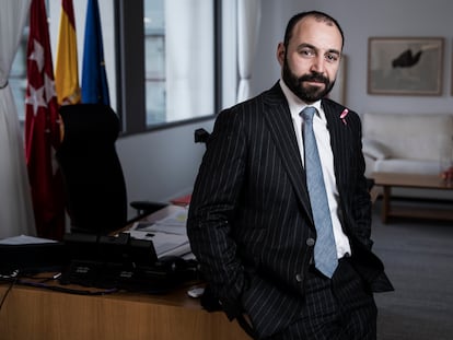 Manuel Giménez, consejero de Economía de la Comunidad de Madrid, en su despacho.
