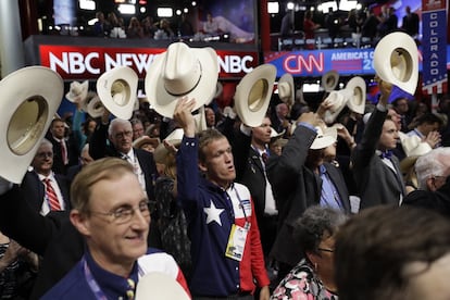 Los delegados de Texas saludan con sus sombreros desde el pabellón en un instante de la cuarta y última noche. 