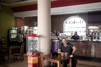 Los dos clientes y la única camarera del Hotel-Restaurante Atalaya, en la carretera de Valencia, este lunes.