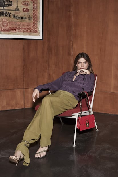 Camisa morada
de Bottega Veneta,
pantalón suelto
de Chloé, collar de
esmeraldas de Cartier
y bolso modelo Elisa
de Christian Louboutin.
Sednaoui lleva
el Touche Éclat
2.5, de Yves Saint
Laurente Beauty.
