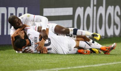 Landon Donovan celebra con sus compañeros y por los suelos, el gol marcado frente a Argelia.