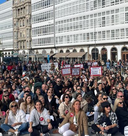 Momento de la lectura del manifiesto, muy cerca del edificio residencial de Amancio Ortega en el centro de A Coruña.