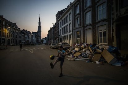 Un niño juega con el balón al atardecer, en Verviers.