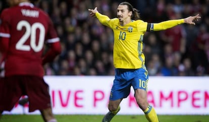 Zlatan Ibrahimovic celebra el gol de falta que fulminó a Dinamarca.