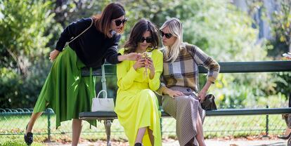 Street Style : Paris Fashion Week Womenswear Spring/Summer 2018 : Day Four