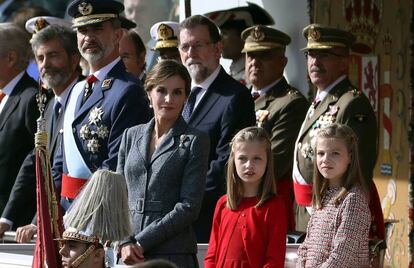 Los Reyes Felipe y Letizia junto a sus hijas, la princesa Leonor y la infanta Sofía, en el desfile de la Fiesta Nacional.