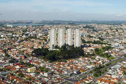 "Pesquisas mostram que apesar do que uma primeira impressão pode passar, um quarteirão ocupado com sobrados pode ser mais denso do que um quarteirão com duas torres residenciais". Foto em Interlagos.