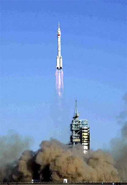Despegue de la primera misión tripulada china en octubre de 2003.