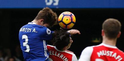 Remate, y codazo sobre Bellerín, de Marcos Alonso en el primer gol del Chelsea.