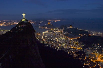Vista nocturna de Río de Janeiro.