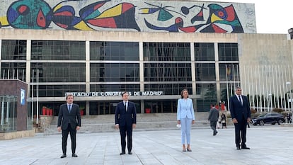 La ministra de Industria Reyes Maroto, junto al ministro de Asuntos Exteriores, Unión Europea y Cooperación, José Manuel Albares, el secretario general de la OMT, Zurab Pololikashvili, y el alcalde de Madrid, José Luis Martínez-Almeida, delante del Palacio de Congresos de Madrid este martes.