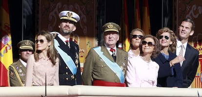 La Familia Real asiste al desfile militar el día de la Fiesta Nacional, en el paseo de la Castellana de Madrid. De izquierda a derecha: la princesa Letizia, el príncipe Felipe, el rey Juan Carlos, la infanta Elena, la reina Sofía, la infanta Cristina y el esposo de esta, Iñaki Urdangarin, el 12 de octubre de 2010.