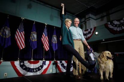 La senadora demócrata Elizabeth Warren junto a su marido y su perro.  