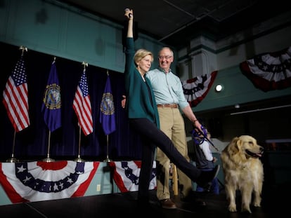 La senadora demócrata Elizabeth Warren junto a su marido y su perro.  