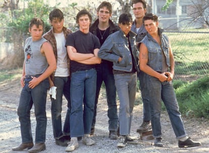 Francis Ford Coppola le dio su primera gran oportunidad en Hollywood al incluirle en la película 'Rebeldes', que impulsó a una nueva generación de actores. En la foto, de izquierda a derecha, Emilio Estevez, Rob Lowe, C. Thomas Howell, Matt Dillon, Ralph Macchio, Patrick Swayze y Tom Cruise, en una escena del filme.