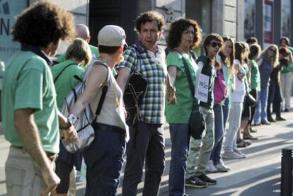 Un grupo de profesores formó ayer una cadena humana alrededor de la Consejería de Educación de la Comunidad.