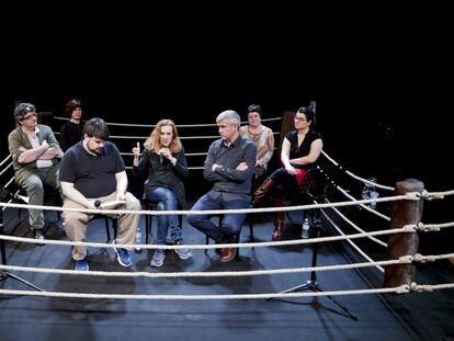 En primer t&eacute;rmino, Carme Portaceli, entre Jordi Casanovas (izquierda)  y Miguel Cuerdo, productor de La Zona. Detr&aacute;s, de izquierda a derecha, Ignacio del Moral, Yolanda Garc&iacute;a Serrano, Lourdes Ortiz y Marta Buchaca, ayer durante la presentaci&oacute;n del I Torneo de Dramaturgia.