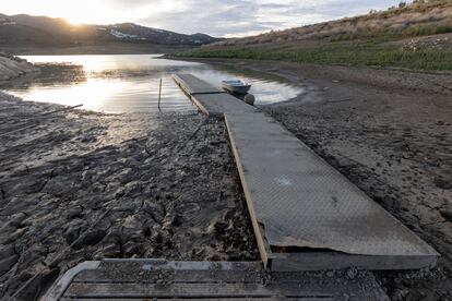 Estado del embalse de La Viñuela en el mes de noviembre, con falta de agua por las escasas lluvias en la zona de La Axarquia de Málaga.