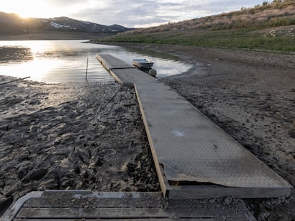 Estado del embalse de La Viñuela en el mes de noviembre, con falta de agua por las escasas lluvias en la zona de La Axarquia de Málaga.