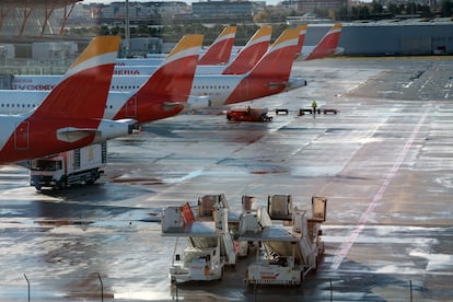 Aviones de Iberia junto a la Terminal 4 de Madrid Barajas el pasado 5 de enero, primer día de la huelga del 'handling' en la compañía.