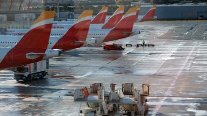 Aviones de Iberia junto a la Terminal 4 de Madrid Barajas.