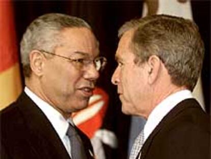 El presidente Bush, frente al secretario de Estado, Colin Powell, en el Foro de Cooperación entre EE UU y los países subsaharianos.