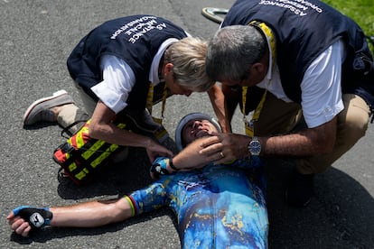 Mark Cavendish es atendido por los servicios médicos tras caerse en la octava etapa del Tour de Francia.