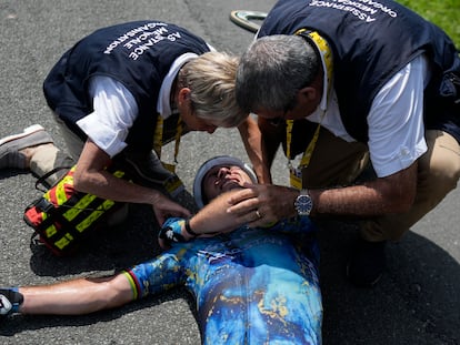 Mark Cavendish es atendido por los servicios médicos tras caerse en la octava etapa del Tour de Francia.