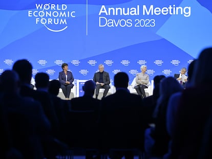 La jefa del FMI, Kristalina Georgieva; el ministro francés de Economía, Bruno Le Maire; la presidenta del BCE, Christine Lagarde; y el gobernador del Banco de Japón, Kuroda Haruhiko, este viernes en Davos.