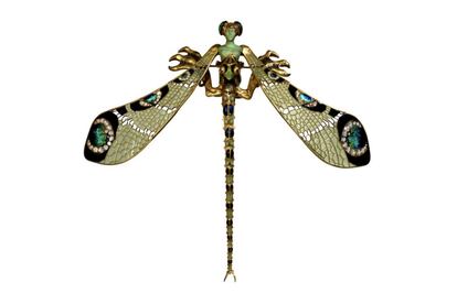 La libélula fue una de las especies fetiche para los autores modernistas, y algunos de los diseños más preciados entre los inspirados por los arabescos patrones de sus alas corresponden al diseñador René Lalique. Algunas de sus joyas (en la foto) se exponen en la Fundación Gulbenkian, en Lisboa.