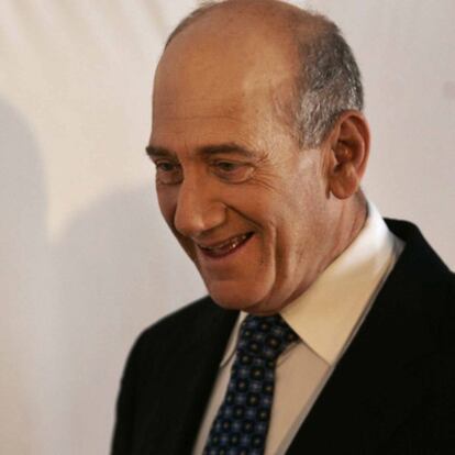 El primer ministro israelí, Ehud Olmert, durante la ceremonia de recepción del primer ministro danés, Anders Fogh Rasmussen