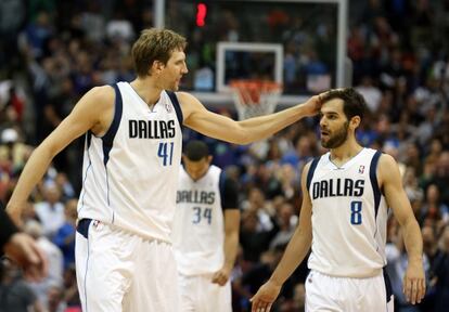 Nowitzki felicita a Calderón tras la victoria.