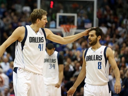 Nowitzki felicita a Calderón tras la victoria.