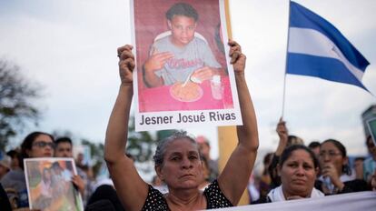 Una madre reclama justicia para su hijo en Nicaragua.