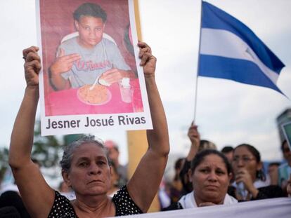 Una madre reclama justicia para su hijo en Nicaragua.