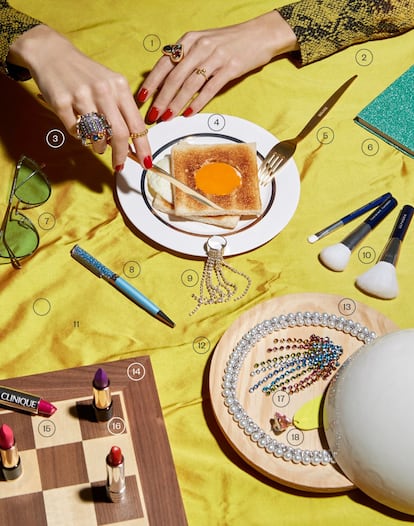 <b><p>Apuestas arriesgadas</b></p>1. Anillo joya de Zara (15,95 euros) y anillo minimalista bañado en oro de Minimara (37 euros). 2. Camisa con estampado de serpiente de Sfera (29,99 euros). 3. Anillo de escarabajo egipcio de Uterqüe (39 euros) y anillo bañado en oro de Minimara (36 euros). 4. Plato de cerámica blanco de El Corte Inglés (19 euros). 5. Cubertería acabada en oro de Zara Home (5,99 euros). 6. Libreta verde purpurina de Tiger (3 euros). 7. Gafas de sol con cristales al aire y varilla metálica de Asos (15,99 euros). 8. Bolígrafo con cristales en color aguamarina de Swarovski (29 euros). 9. Anillo de plata con tiras de cristales de & Other Stories (25 euros). 10. Brochas de maquillaje Once Upon a Night, de Sephora (14,99 euros). 11. Tela de tafetán Dina, de Manuel Cánovas para Gastón y Daniela (atrezo). 12. Quesera de barro y madera de Calmachica (45 euros). 13. Gargantilla de perlas con metal y cristales de Alibey (27,25 euros). 14. Tablero de ajedrez de Cuarto de Juegos (42,50 euros). 15. Barras de labios Dramatically Lipstick, de Clinique (26 euros). 16. Barras L’Absolu Rouge Drama Matte, de Lancôme (34,50 euros). 17. Pendientes en cascada multicolor de Uterqüe (49 euros). 18. Maxipendientes amarillos con piedra rosa de Bershka (6 euros).