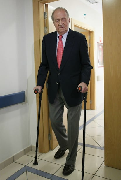 Juan Carlos I abandona el hospital en el año 2012 tras su caída en Botsuana. 
