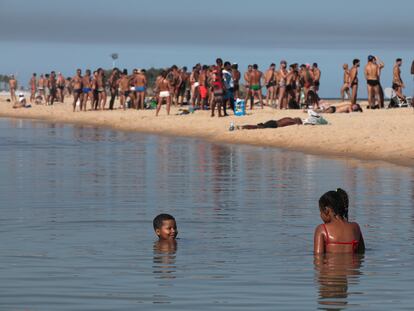 Crianças na praia de Ipanema, no Rio, no último domingo.