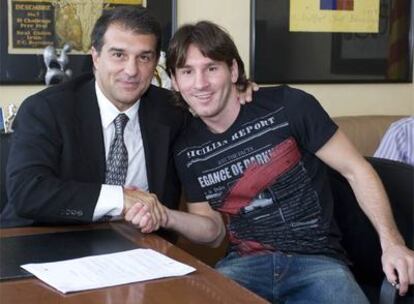 Leo Messi saluda al presidente del Barça, Joan Laporta, tras la renovación del contrato del jugador.