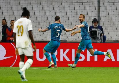 Hojbjerg celebra con Kane su gol ante el Marsella este martes en la última jornada de la fase de grupos de la Champions.