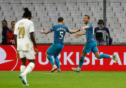 Hojbjerg celebra con Kane su gol ante el Marsella este martes en la última jornada de la fase de grupos de la Champions.