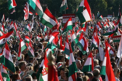 Miles de manifestantes piden frente al Parlamento la dimisión del primer ministro húngaro.