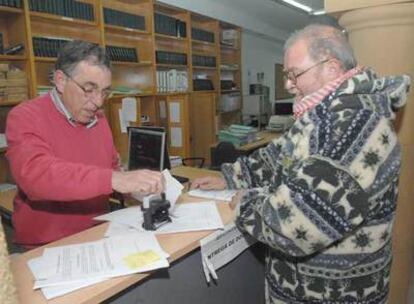 Un vecino de Marbella entrega  alegaciones al plan urbanístico ayer.