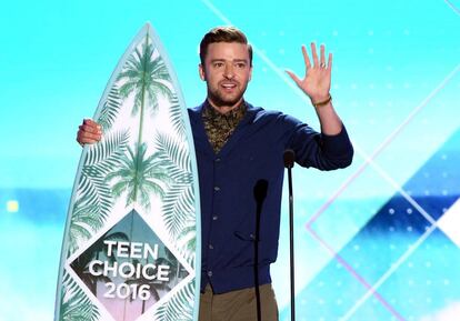 Justin Timberlake recibió su tabla de surf —la número 23 de su carrera— como el Premio Década. El cantante y también actor agradeció durante su discurso a sus padres que le hubieran educado sin odio ni prejuicios.