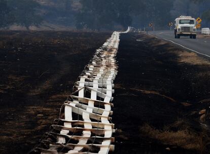Un cercado caído tras el fuego que asoló el 'Valle de Fuego' en la ciudad de Middletown, California.