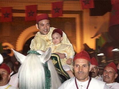 El rey Mohamed VI, con su hijo Hassan, a caballo por las calles de Fez.
