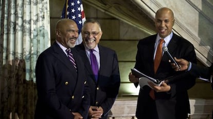 El alcalde de Newark, Cory Booker, oficia una de las primeras bodas del Estado. 