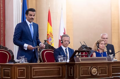 El emir de Qatar, Tamim bin Hamad al Thani; el presidente del Senado, Ander Gil; y la presidenta del Congreso, Meritxell Batet, en un acto en el Senado.