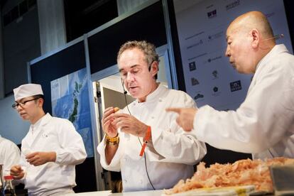 El cocinero Hiroyoshi Ishida se dirige a Ferran Adri&agrave;, ayer en el Sal&oacute;n del Manga.