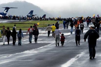 Cientos de manifestantes ecuatorianos bloquearon el aeropuerto de Quito y evitaron que Lucio Gutirrez escapara del pas. El presidente derrocado se encuentra en la embajada brasile?a, donde ha sido aceptada su peticiin de asilo poltico.